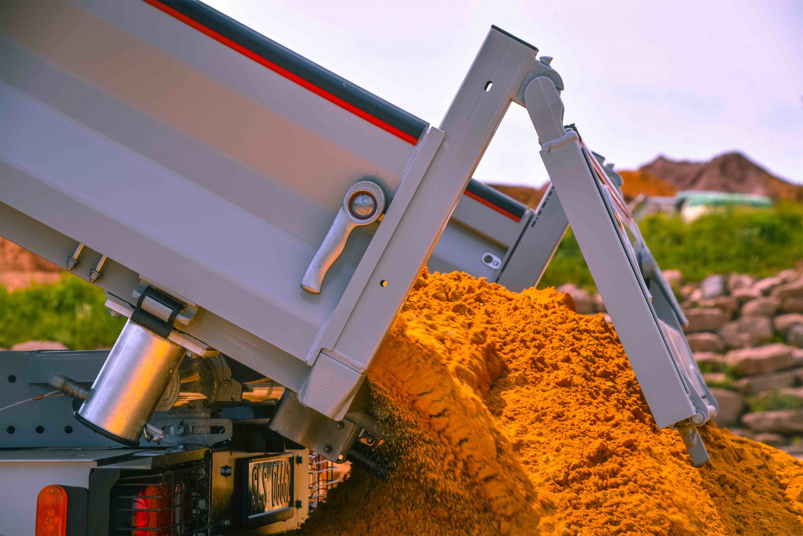 Wywrotka JPM przy pracach powodziowych